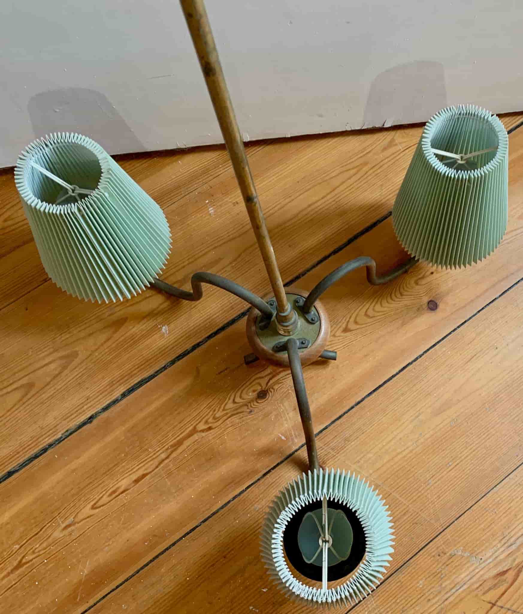 Vintage Taklampa i mässing med tre armar och plisserade skärmar