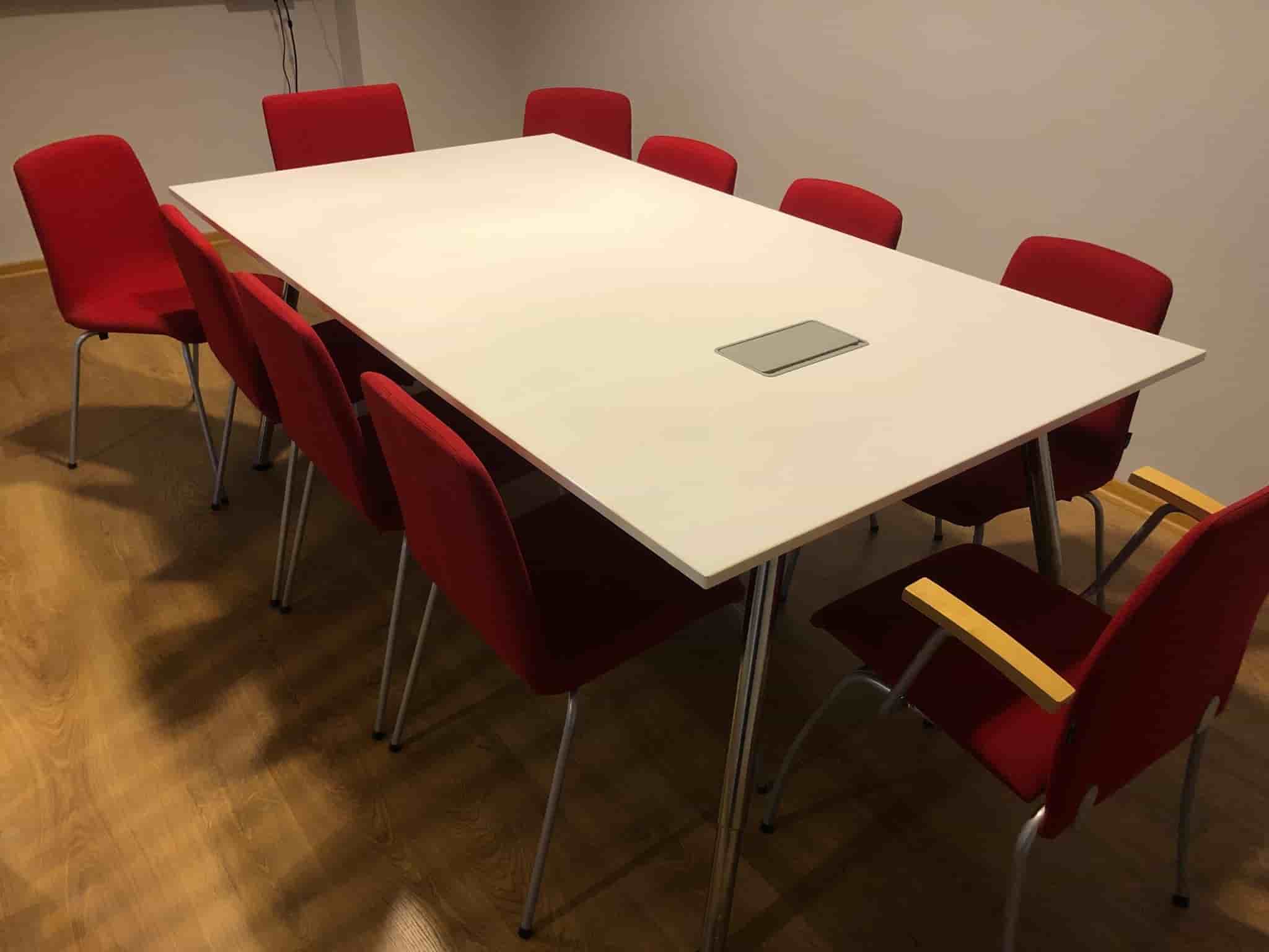 Konferensbord med 11 stolar