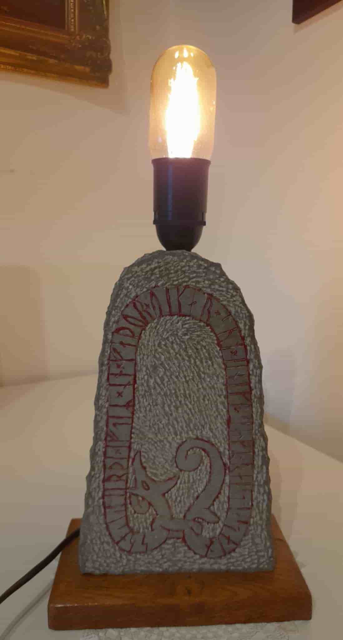 Bordslampa i runstensstil – 32 cm