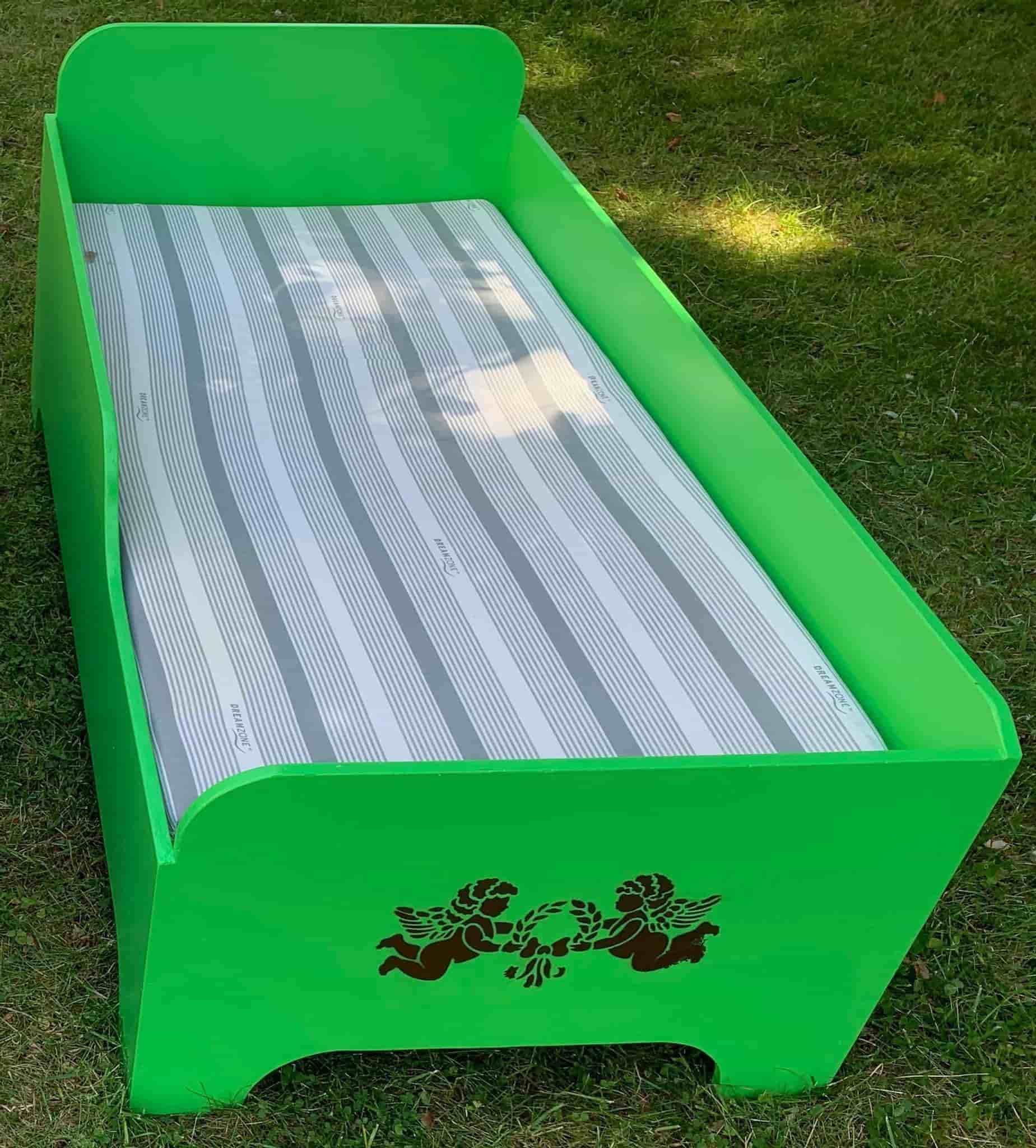 HEMMASNICKRAD BARNSÄNG INKL. MADRASS, GRÖN, 135 CM LÅNG