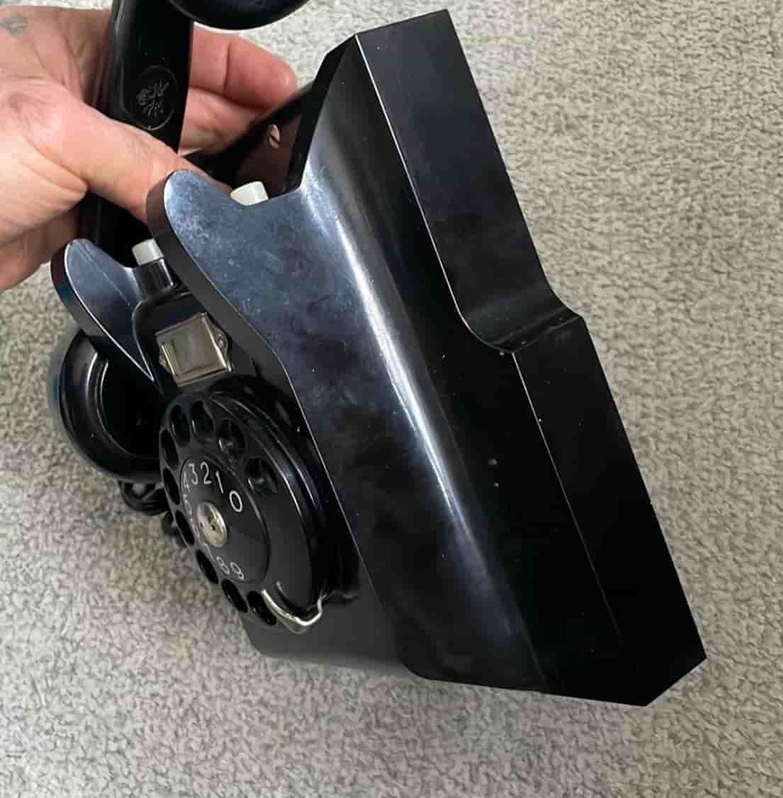 Äldre Ericsson väggtelefon -telefon med fingerskiva, svart
