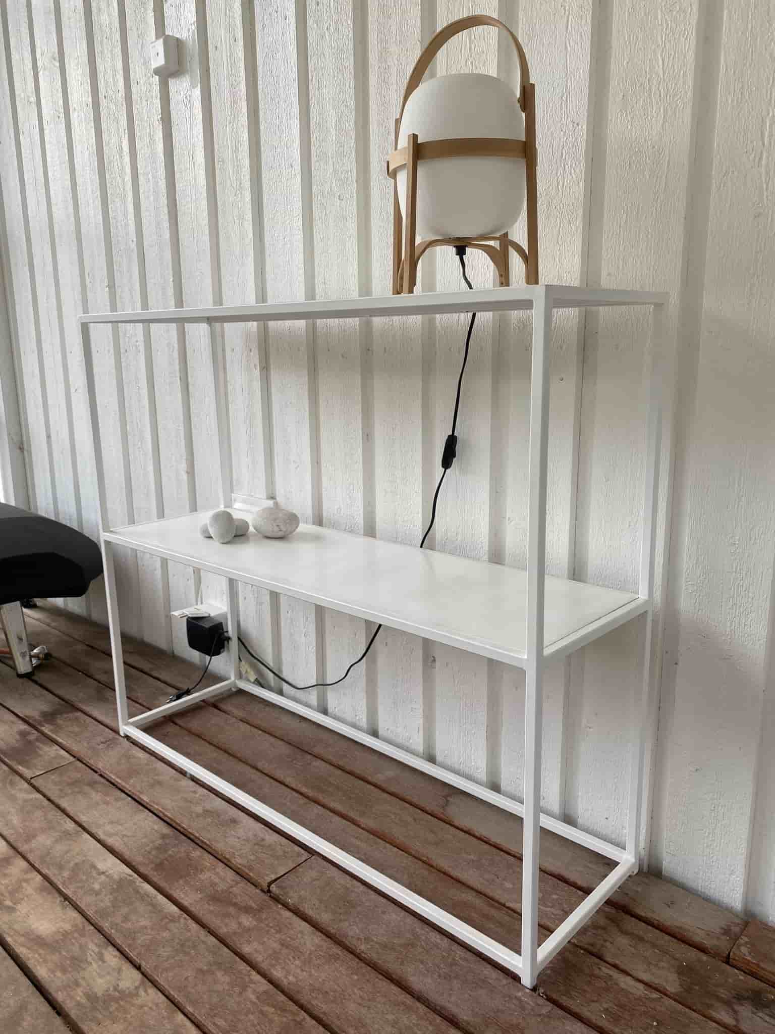 Bänk i Vitlackad stål