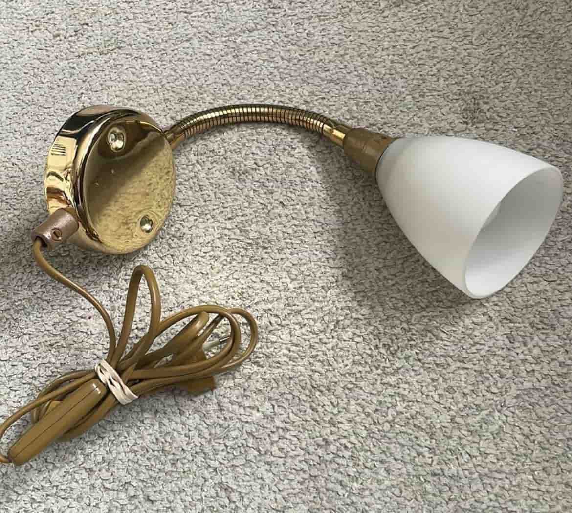 Vägglampa i mässing med svanhals och vit glaskupa