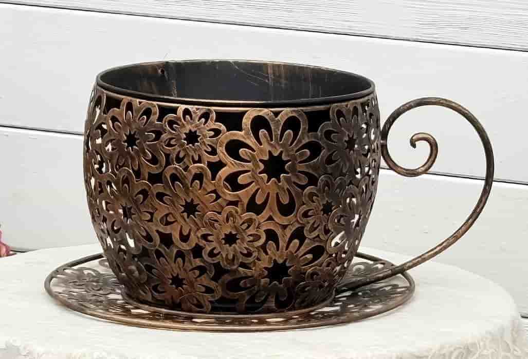 Blomkruka i form av en kaffekopp - metall.