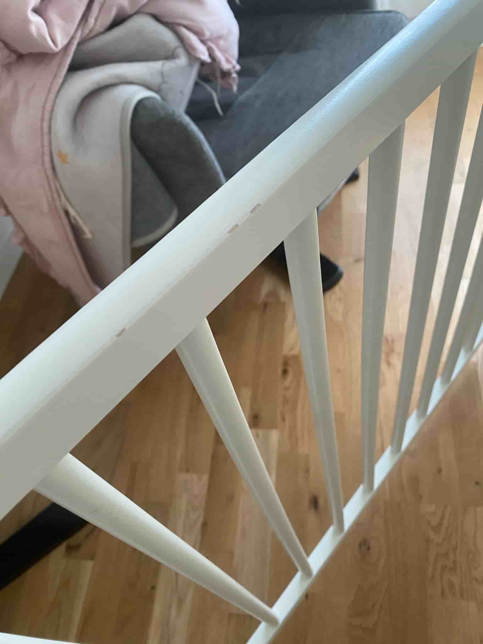Spjälsäng med madrass