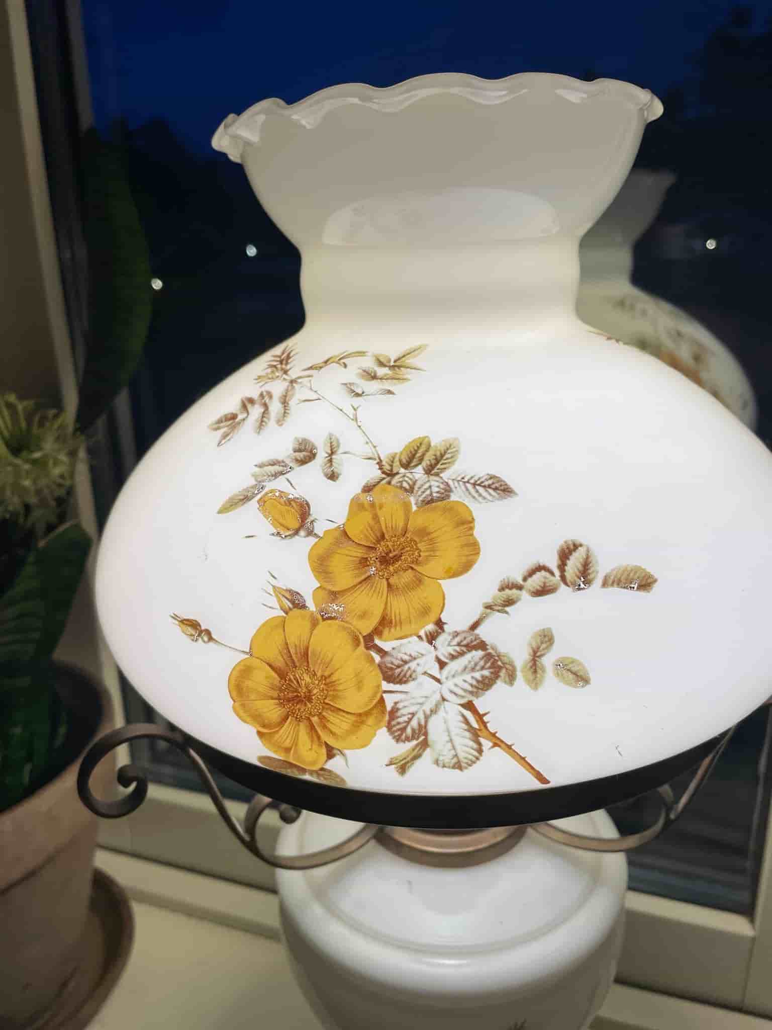 Bordslampa med blommönster