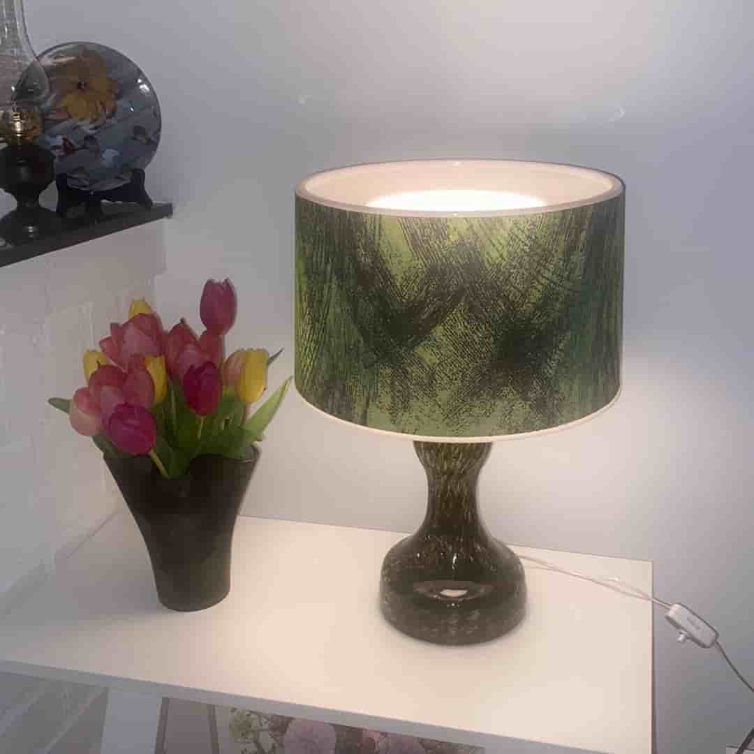 Bordslampa med grön skärm