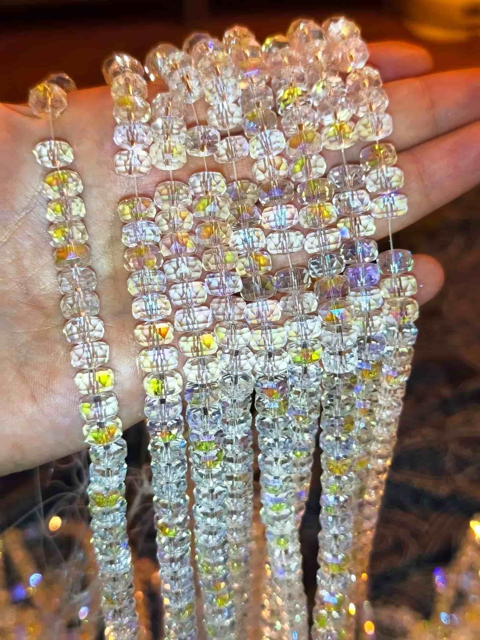 5 strängar av glaspärlor, 80 styck i sträng, 8*5 mm.