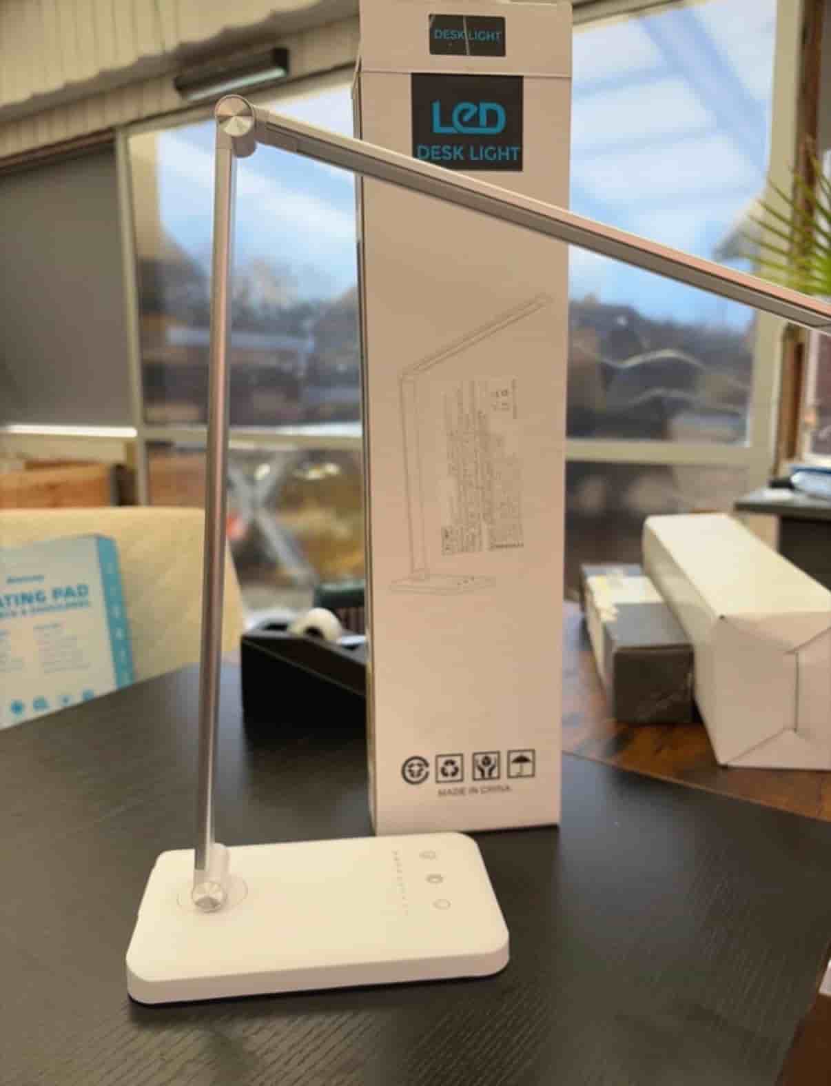 LED Skrivbordslampa med trådlös laddning
