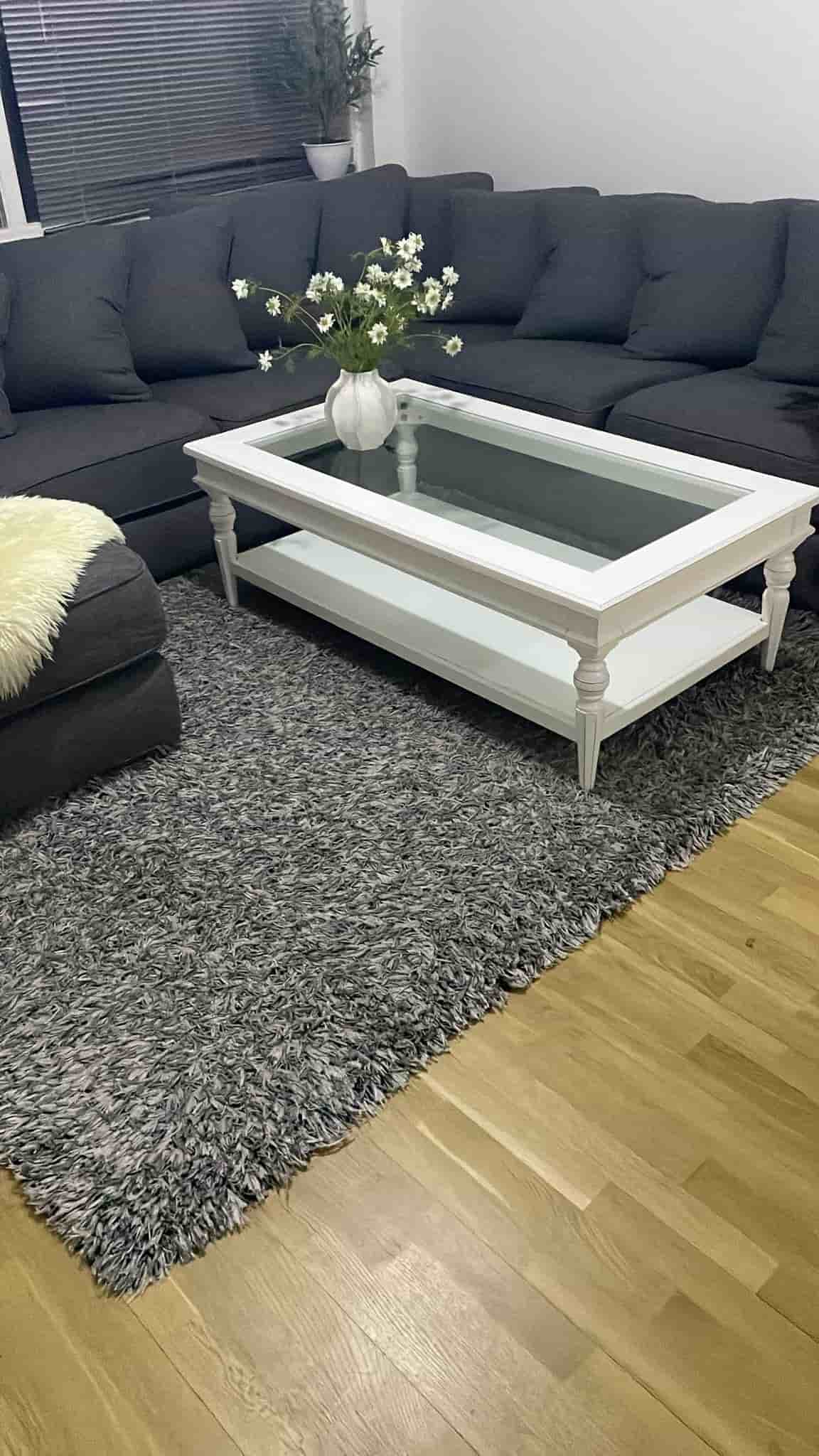 Soffa i grått tyg + bord + matte