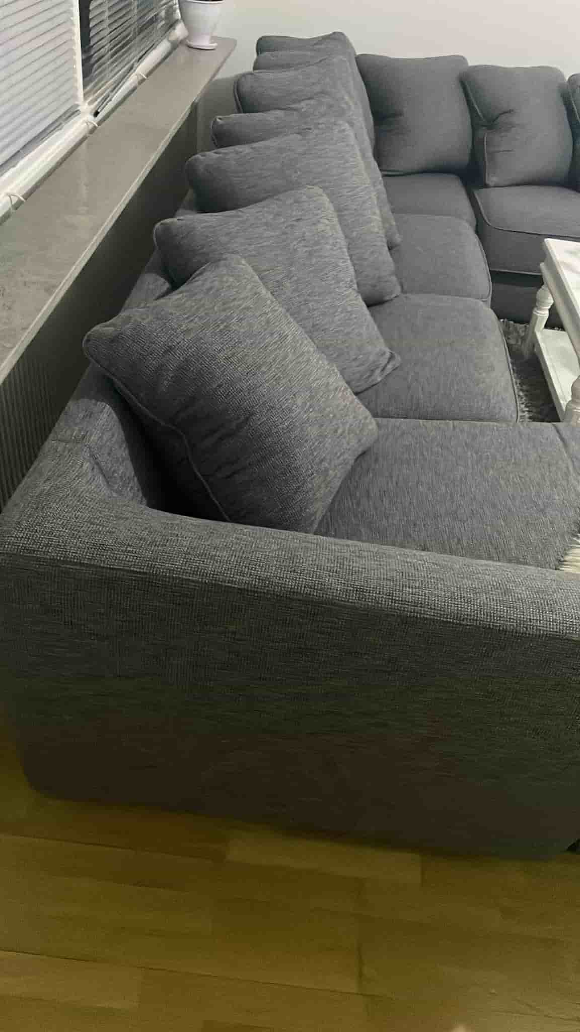 Soffa i grått tyg + bord + matte