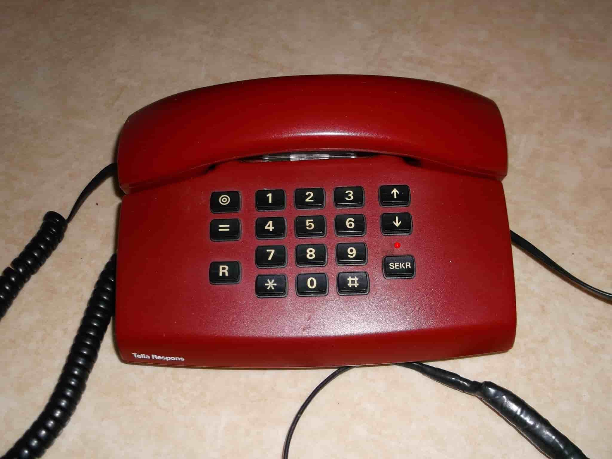 Telefon Telia Respons bord röd knappar plast analog Televerket Rekvisita