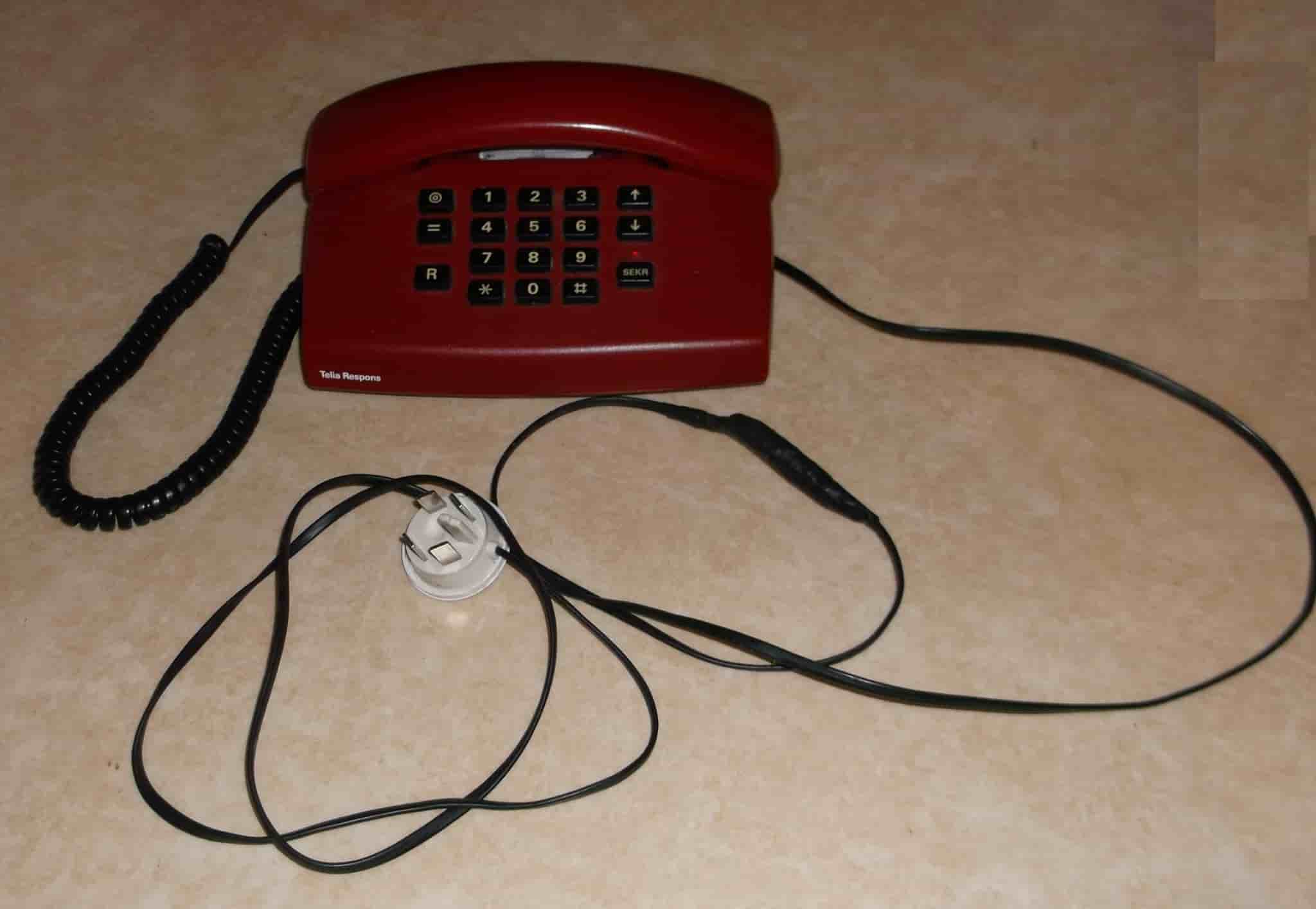 Telefon Telia Respons bord röd knappar plast analog Televerket Rekvisita