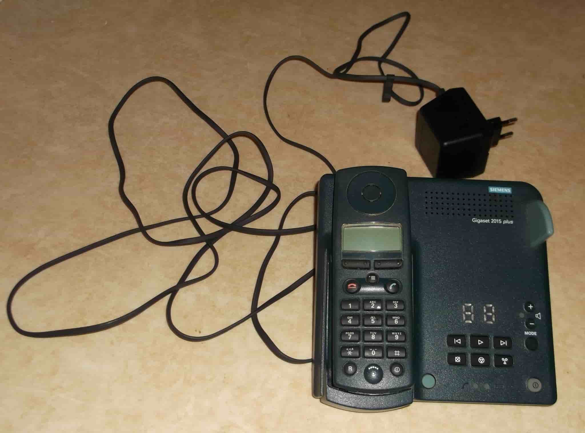 Siemens Gigaset 2015 Plus trådlös telefon med basstation och handenhet