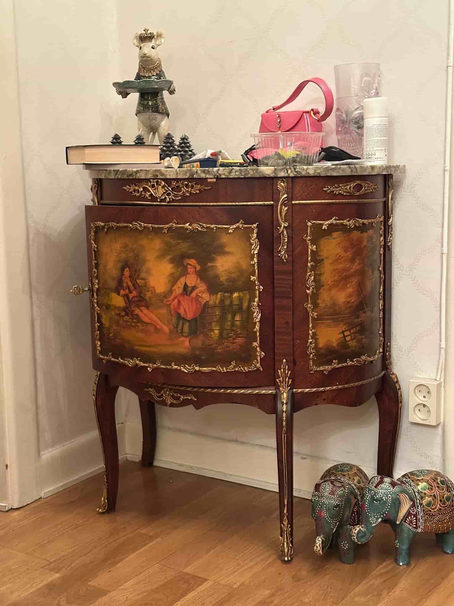 BYRÅ, Rokoko?Louis XVI-stil 1900-tal ?