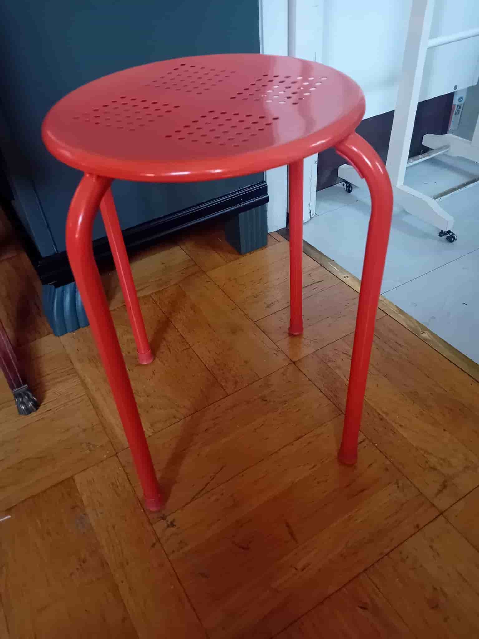 Orange pall med perforerad sits