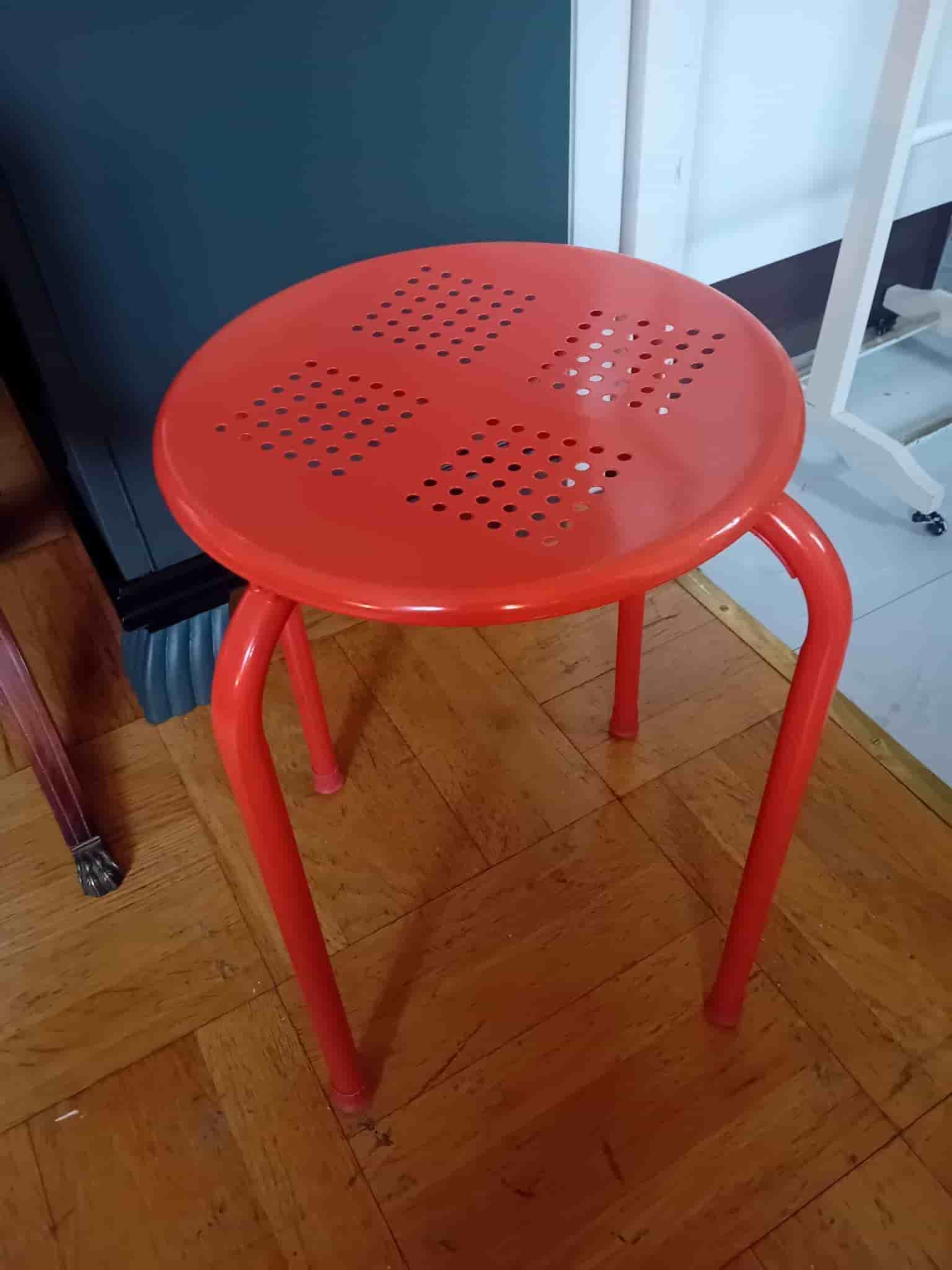 Orange pall med perforerad sits
