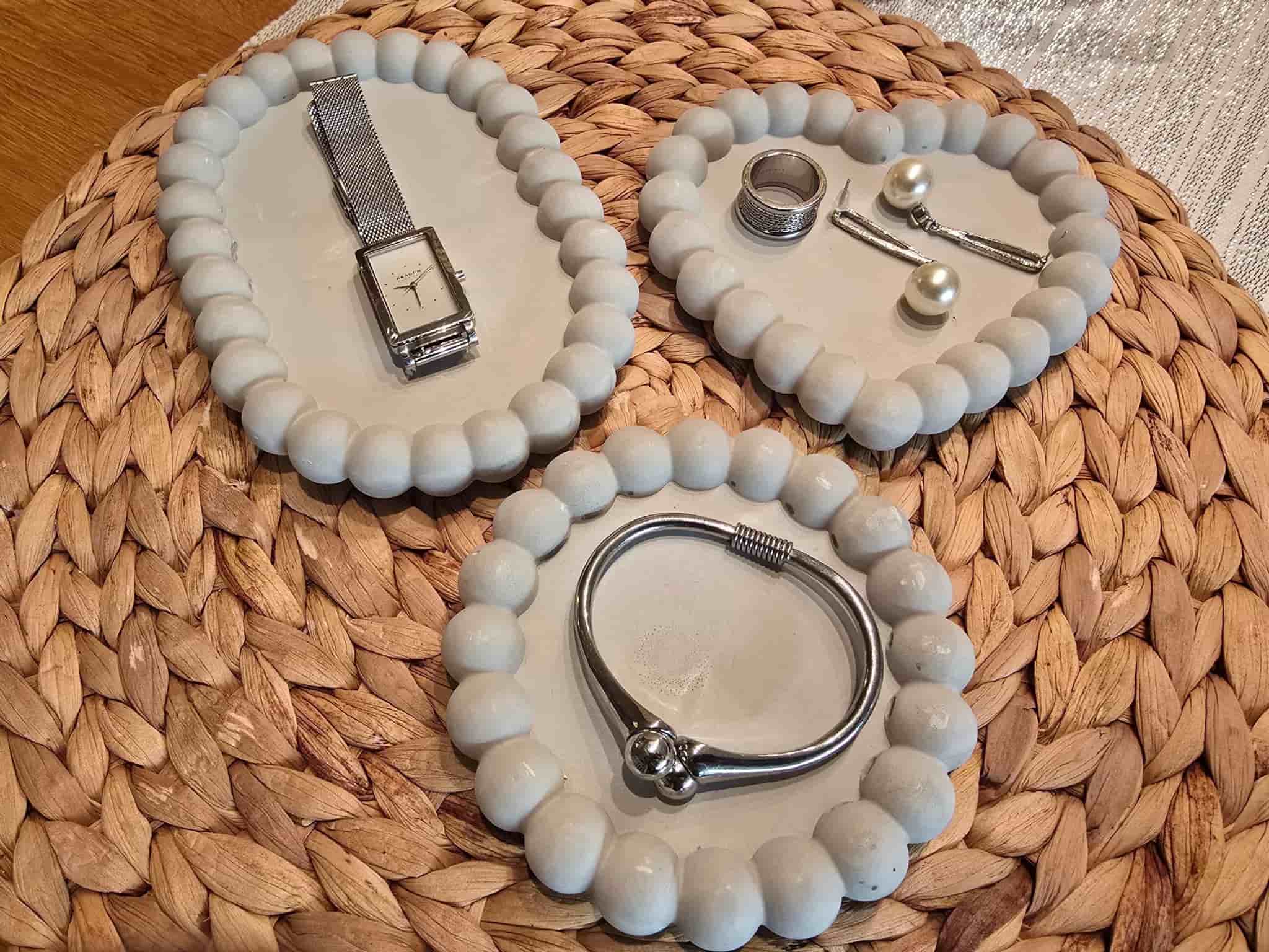 Handgjorda smyckesbrickor i keramiskt gips – set 3 st