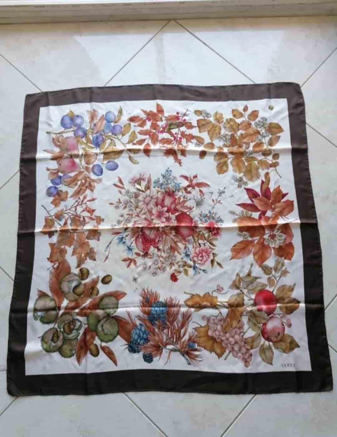 GUCCI VINTAGE SJAL FOULARD MED FINA BLOMMOR