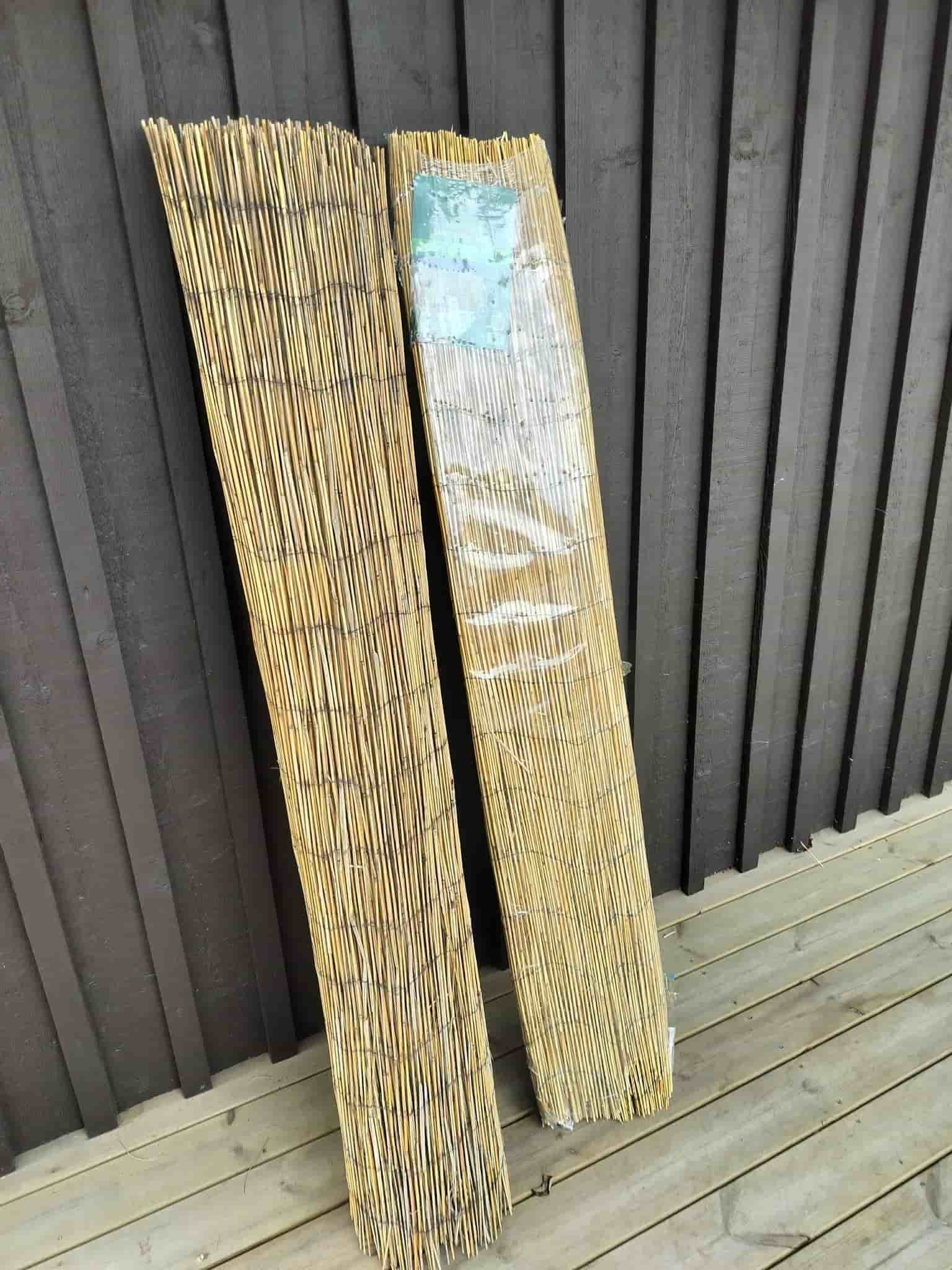 Två bambuskärmar, höjd 1,5 m och längd 5 m