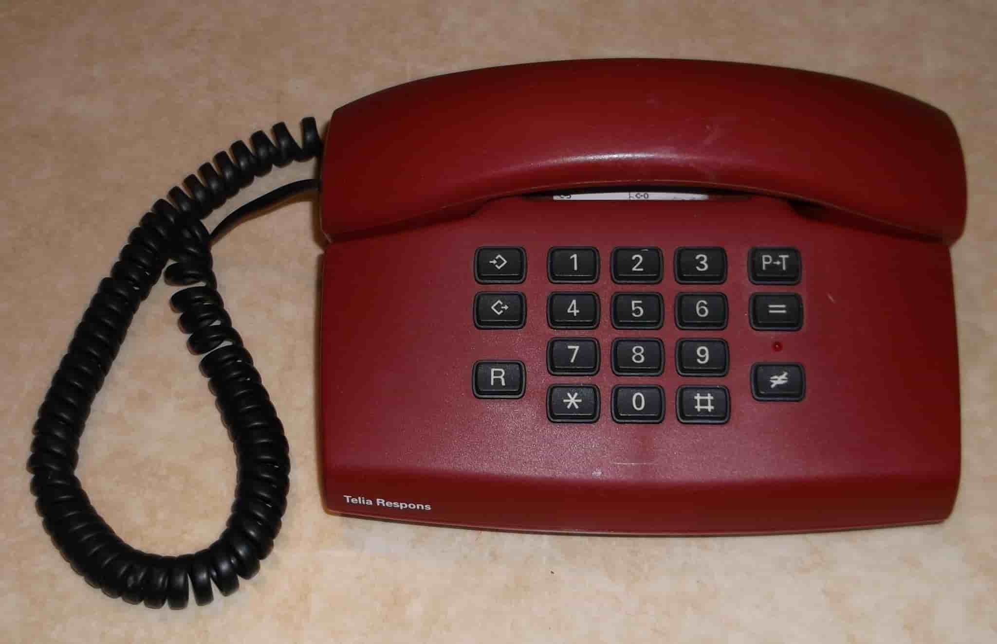 Telefon Telia Respons bord röd knappar plast analog Televerket Rekvisita Film