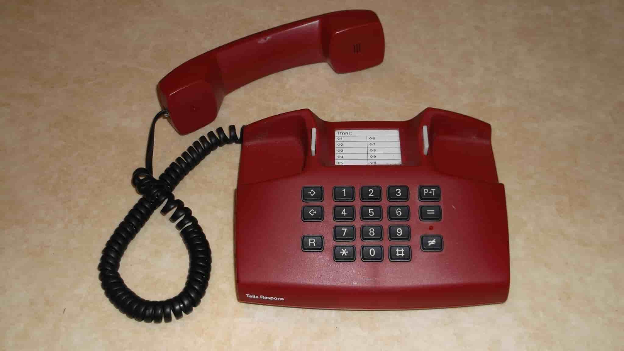 Telefon Telia Respons bord röd knappar plast analog Televerket Rekvisita Film