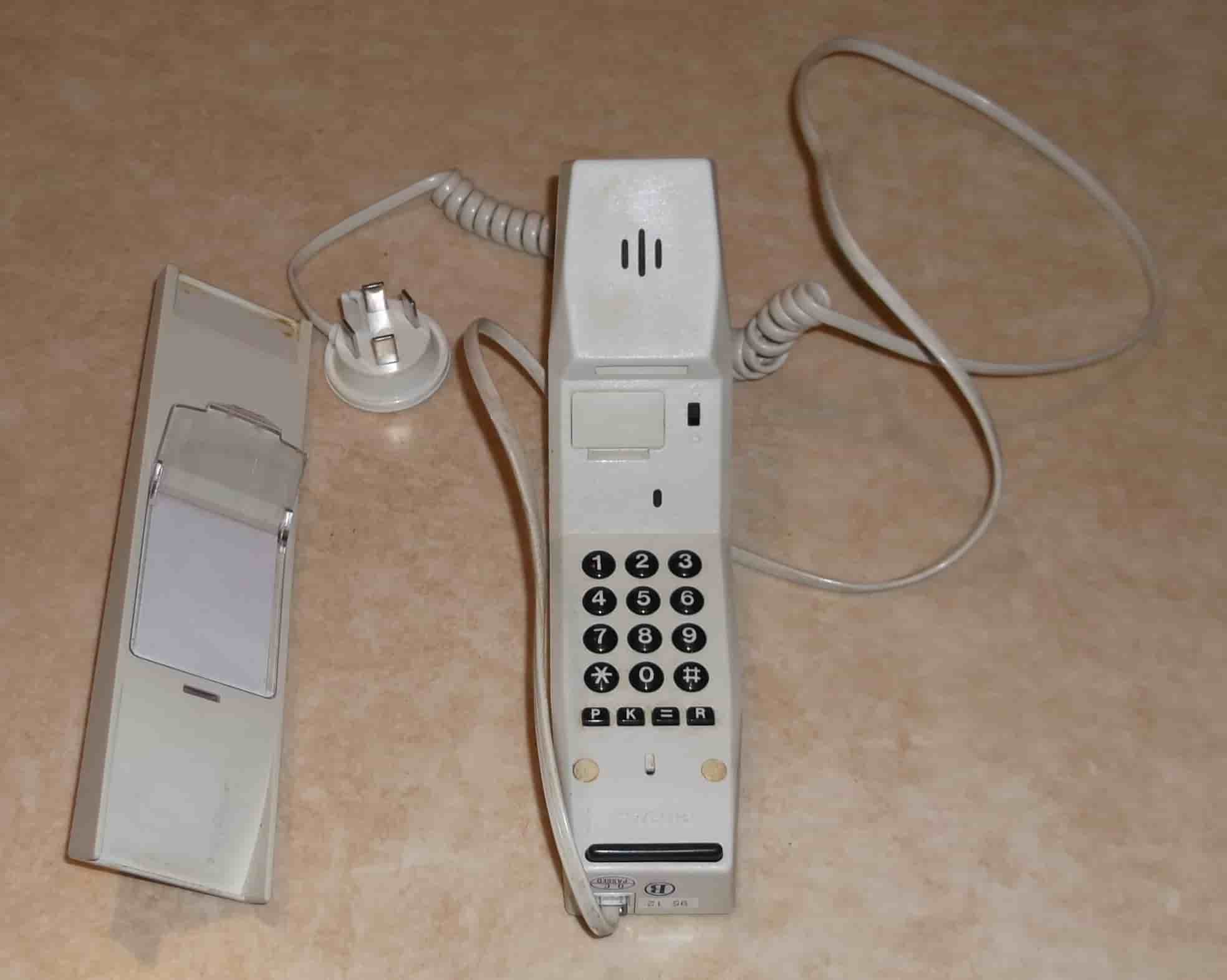 Telefon Telia Ouno vägg vit plast knappar analog Televerket Rekvisita Film