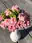 Bukett med rosa konstgjorda blommor
