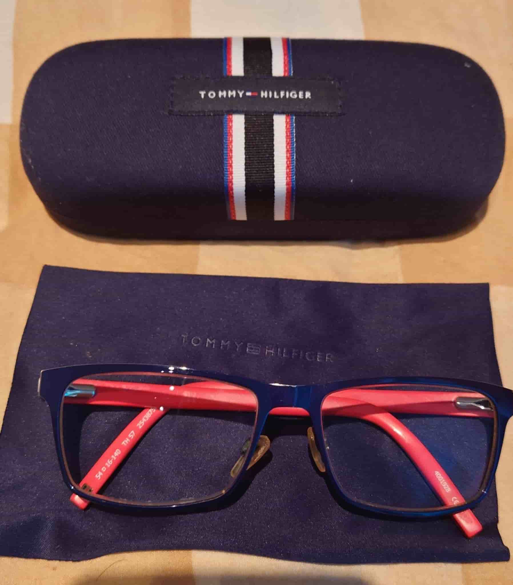 Tommy Hilfiger glasögonbågar med fodral och putsduk