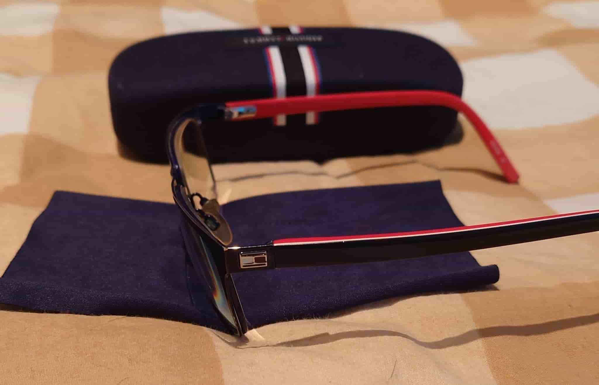 Tommy Hilfiger glasögonbågar med fodral och putsduk