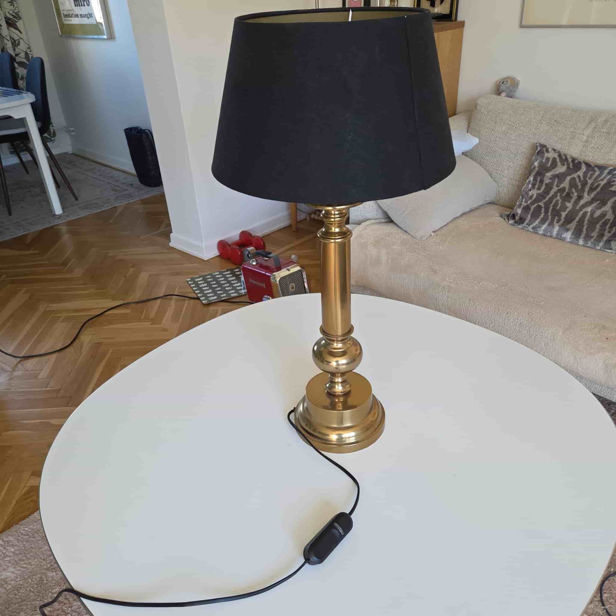Bordslampa i mässing med svart lampskärm