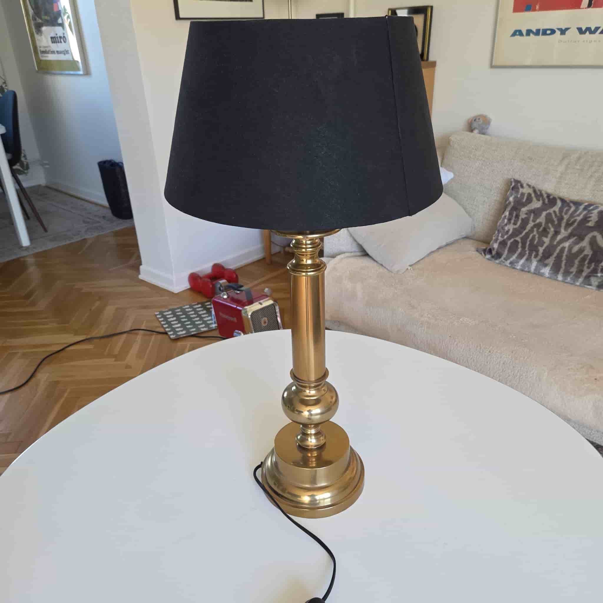 Bordslampa i mässing med svart lampskärm