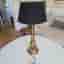 Bordslampa i mässing med svart lampskärm