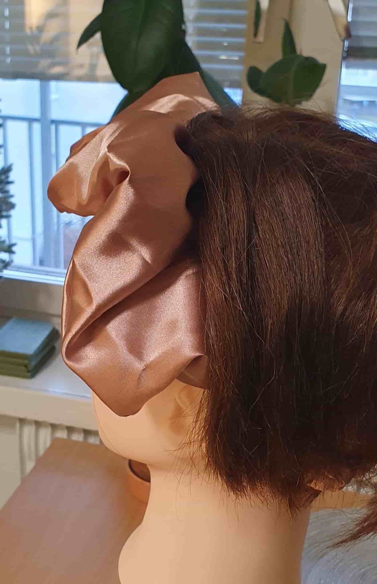 Ljuslila hårband i silke