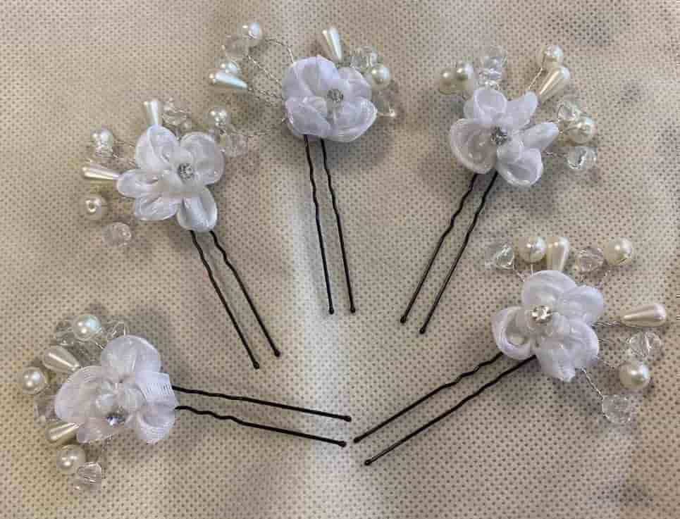 Hårspännen med Vita Blommor och Pärlor