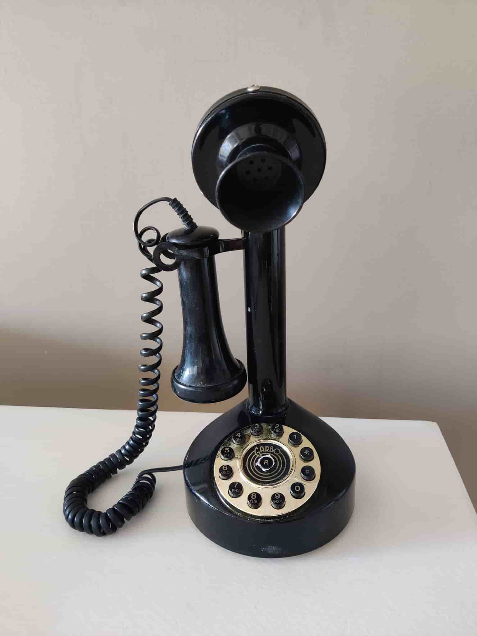 Gammeldags retro telefon med nummerskiva