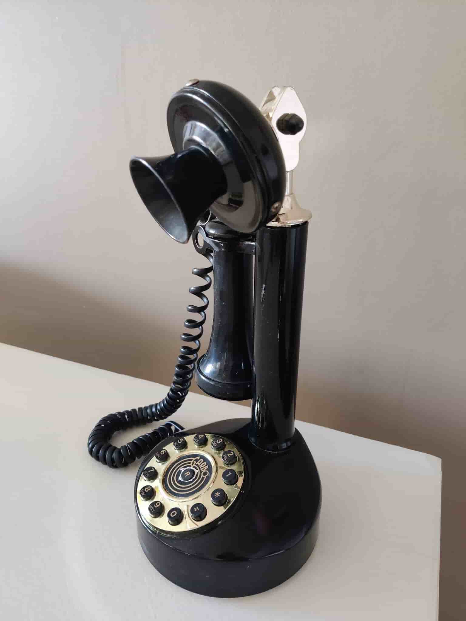 Gammeldags retro telefon med nummerskiva
