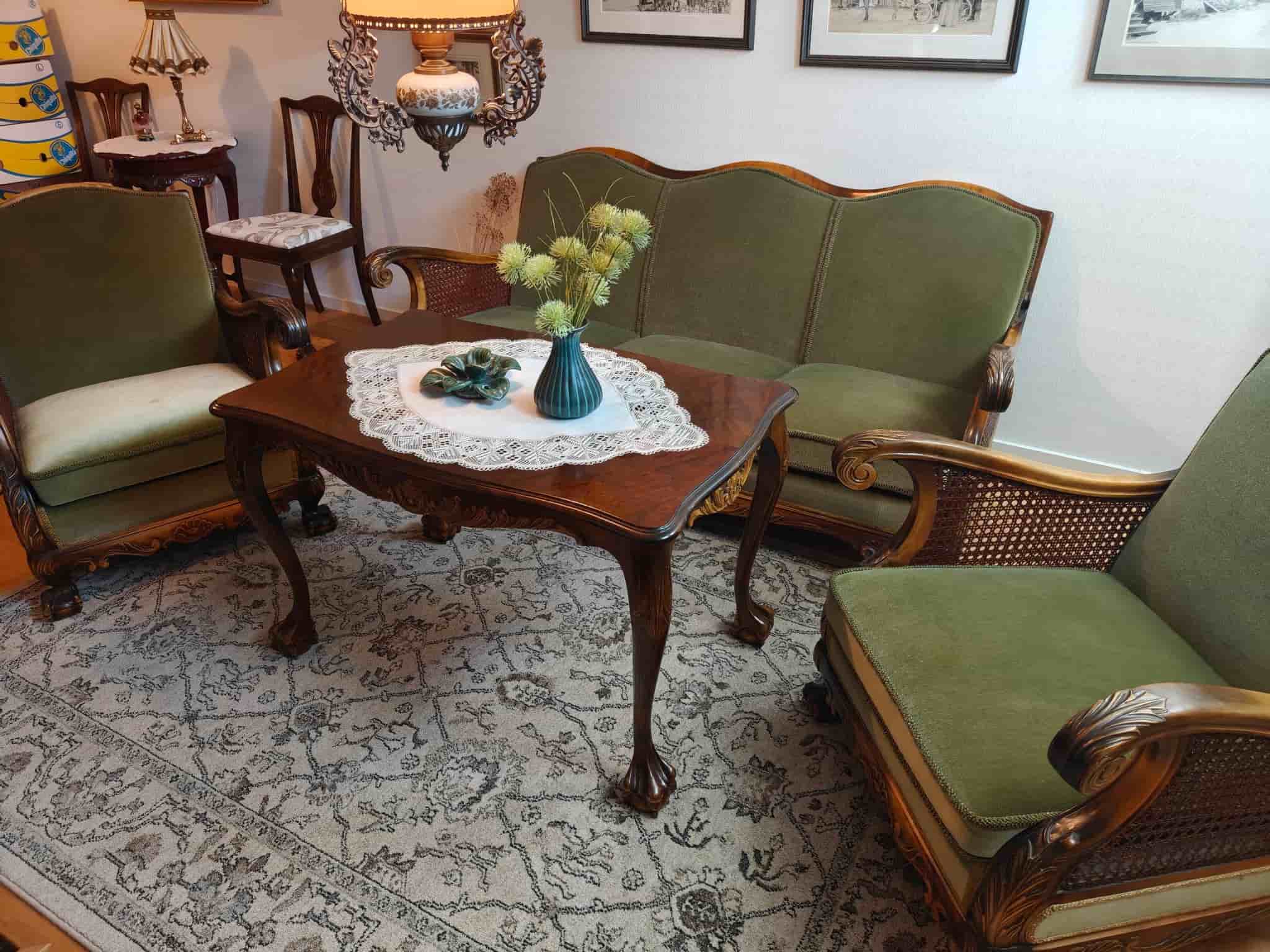Elegant soffgrupp i Chippendale-stil – soffa, två fåtöljer & bord