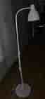 Vit golvlampa