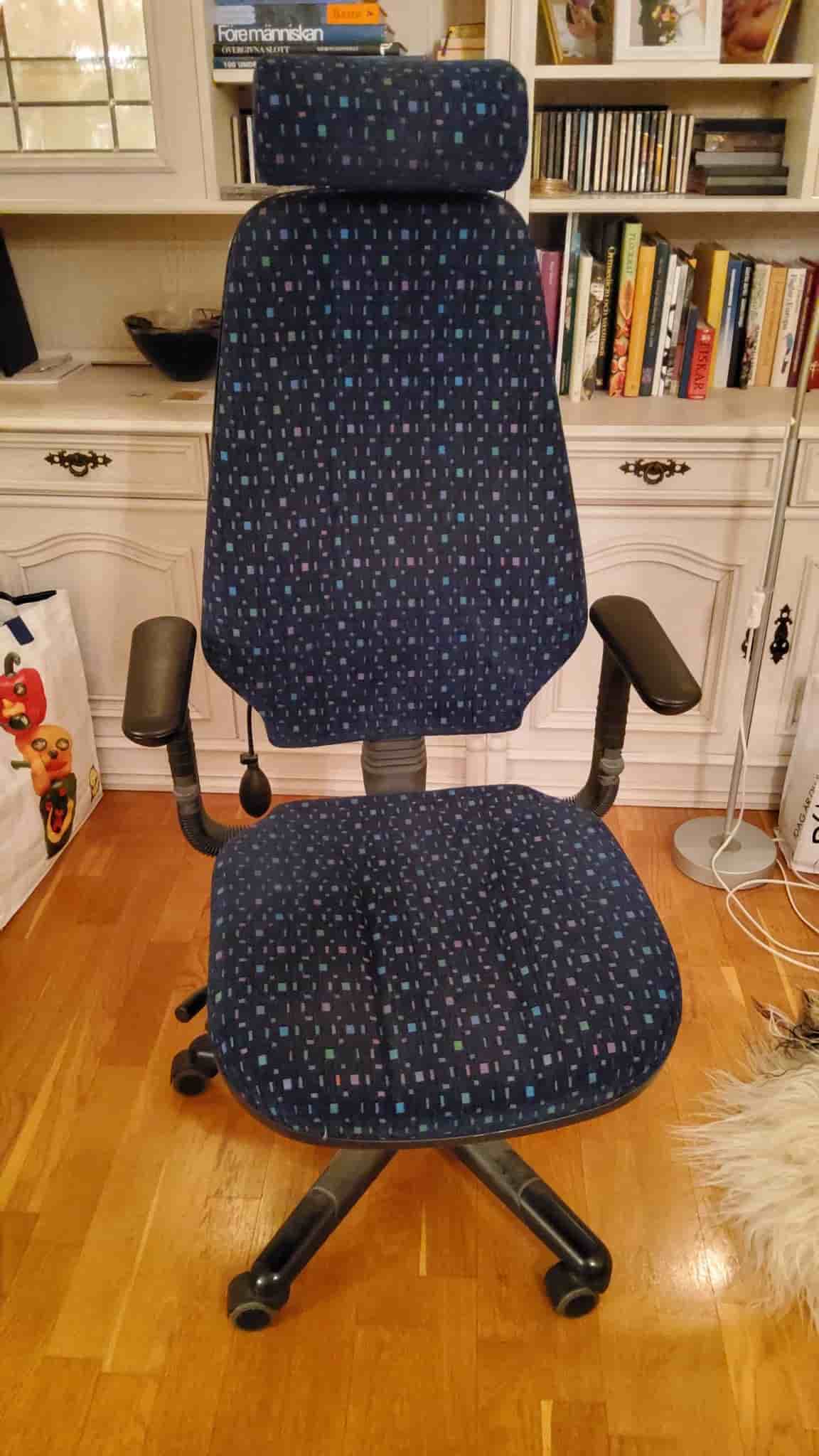 Kontorsstol med nackstöd och armstöd
