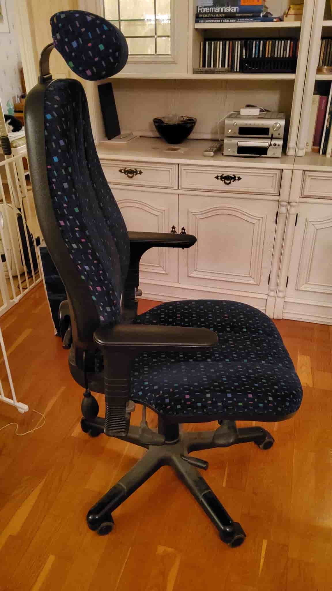 Kontorsstol med nackstöd och armstöd