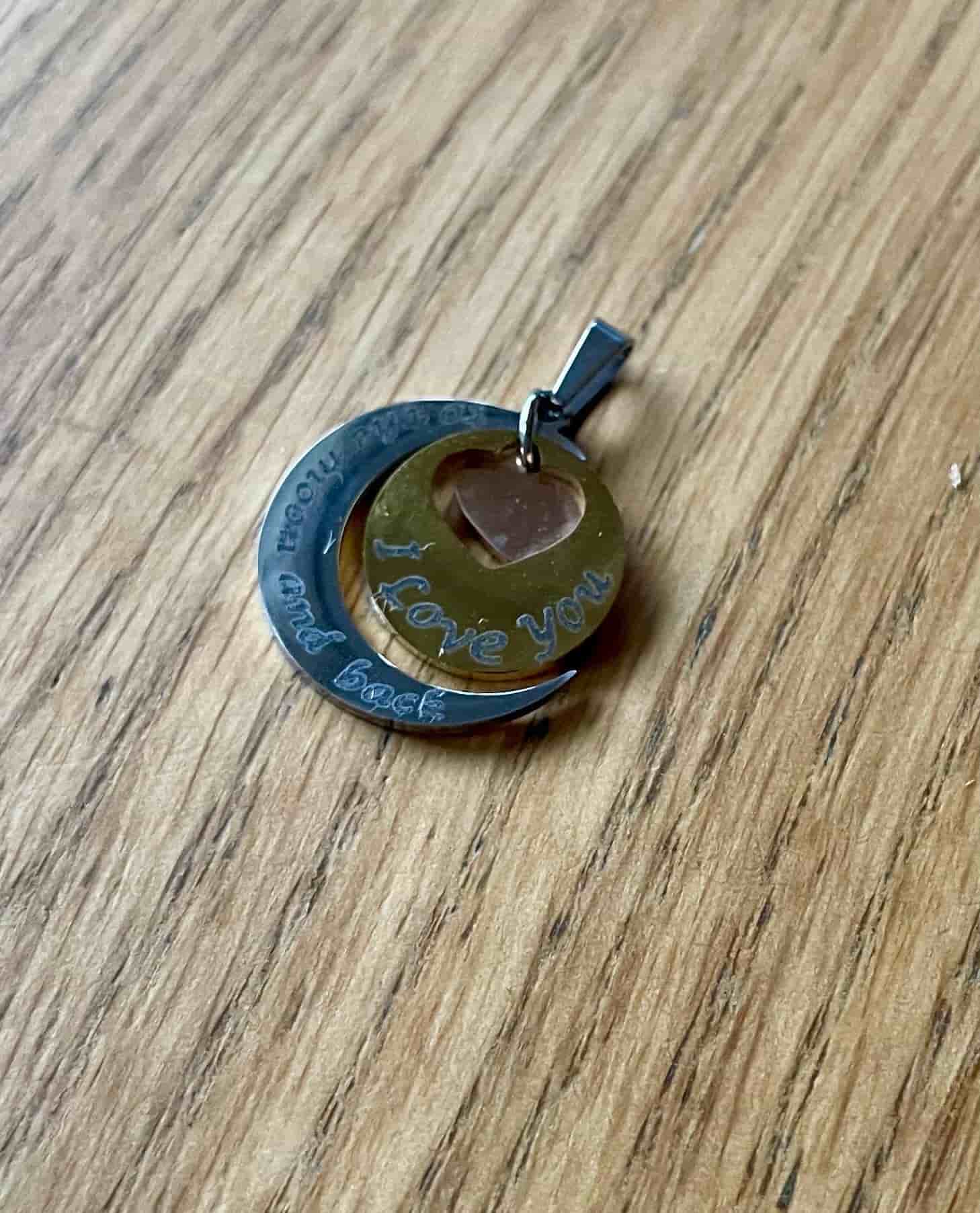 Berlock, med text i rostfritt stål ca 22 mm