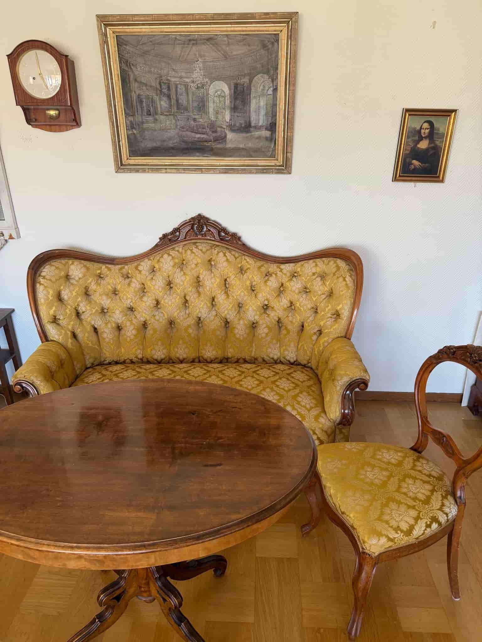 Antik soffa i guldtyg med trädetaljer - rokoko-stil