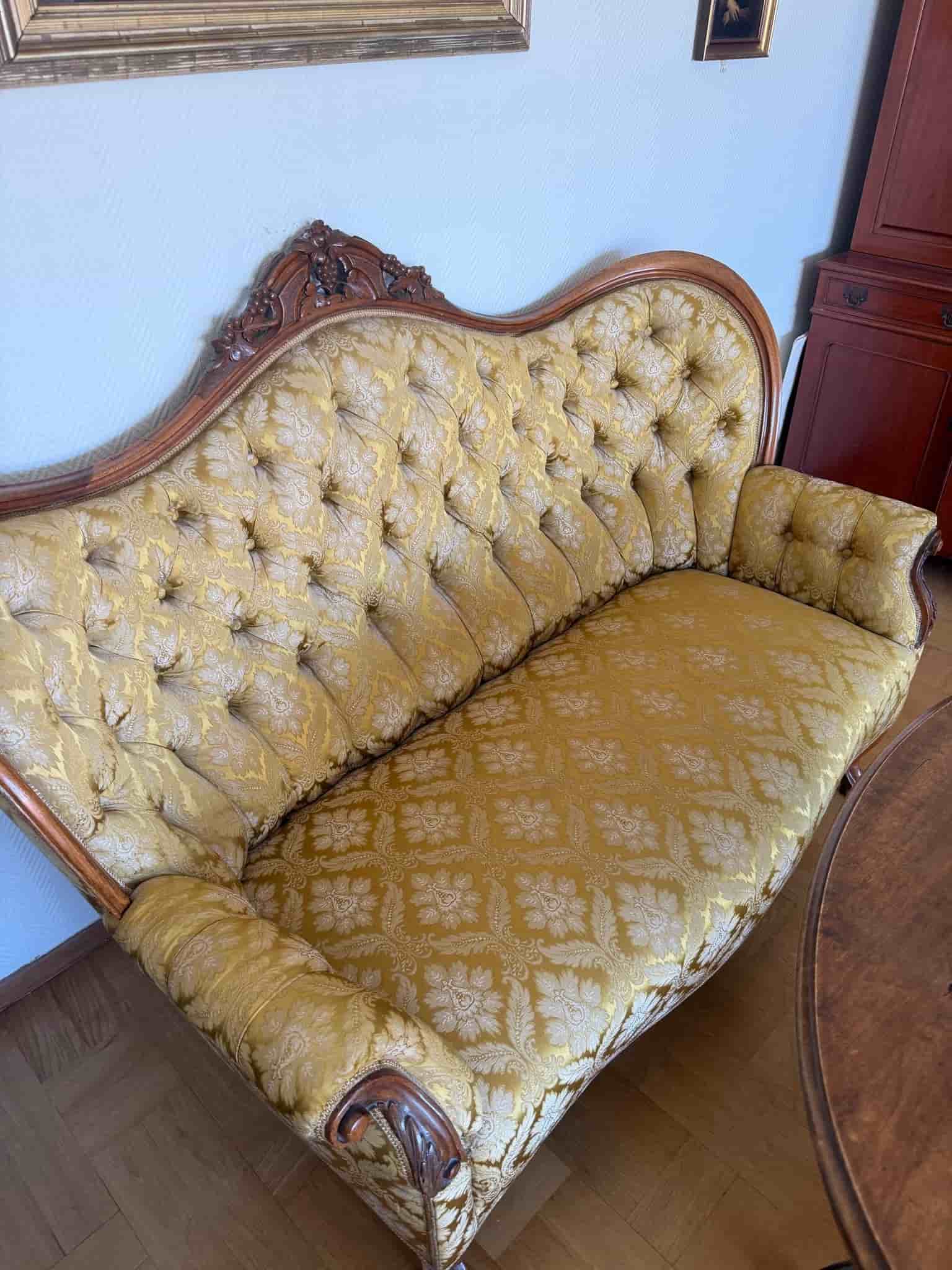 Antik soffa i guldtyg med trädetaljer - rokoko-stil