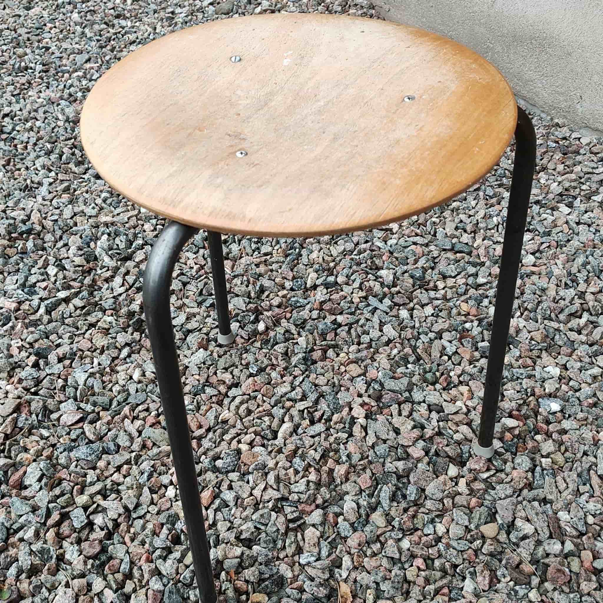 SNYGG! Vintage pall i trä och metall 46 cm höjd lätt att flyttas