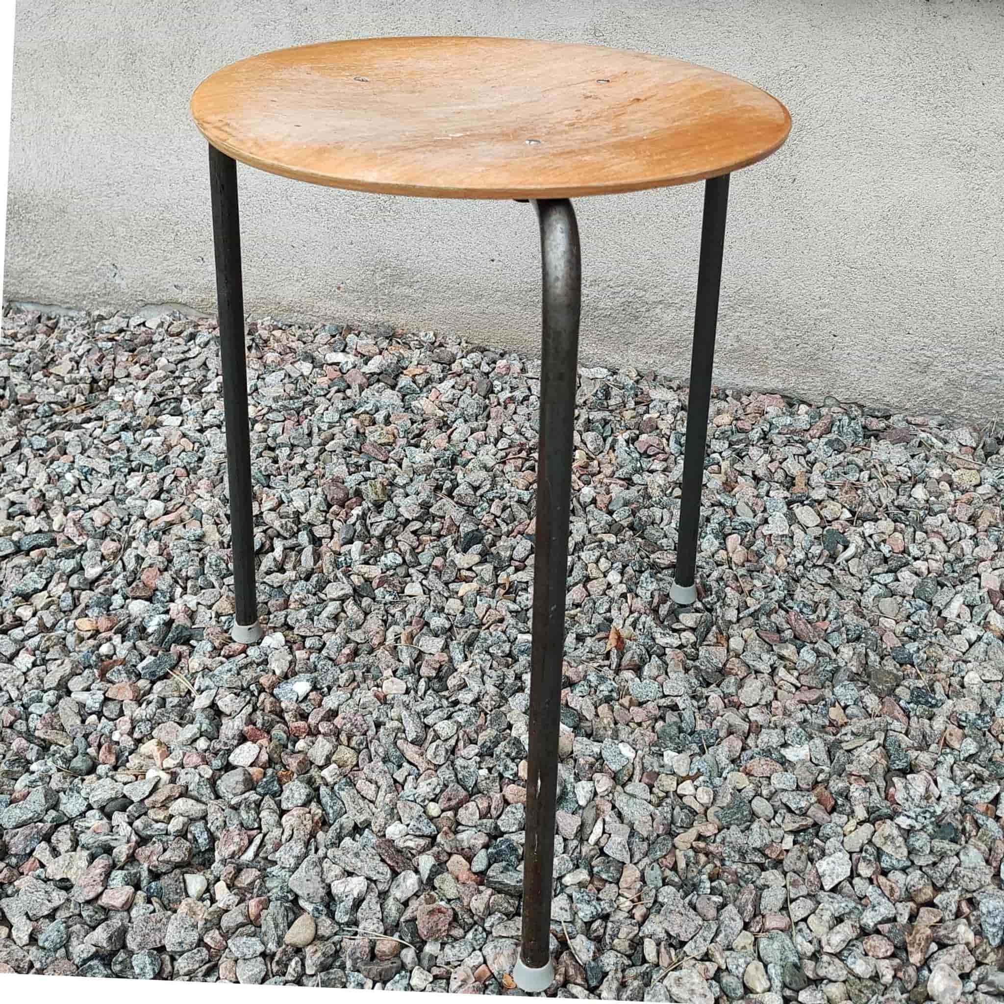 SNYGG! Vintage pall i trä och metall 46 cm höjd lätt att flyttas