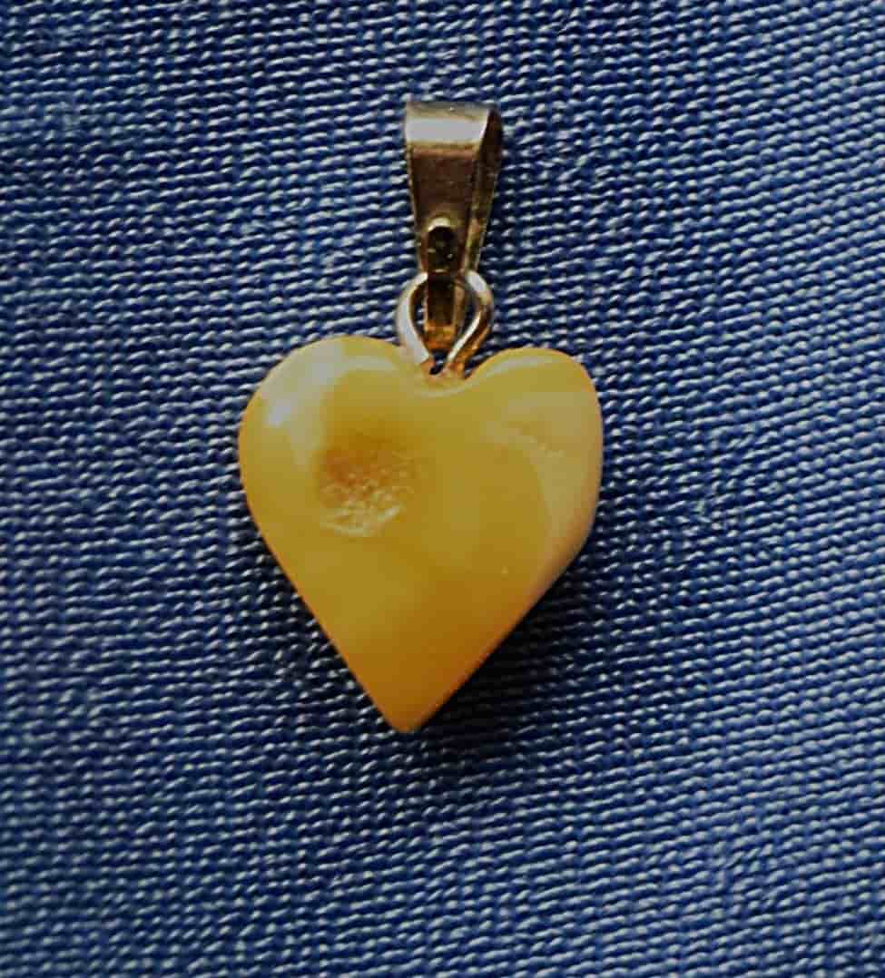 HJÄRTA I BÄRNSTEN som smyckeshänge RAV GENUINE BALTIC AMBER HEART N 1