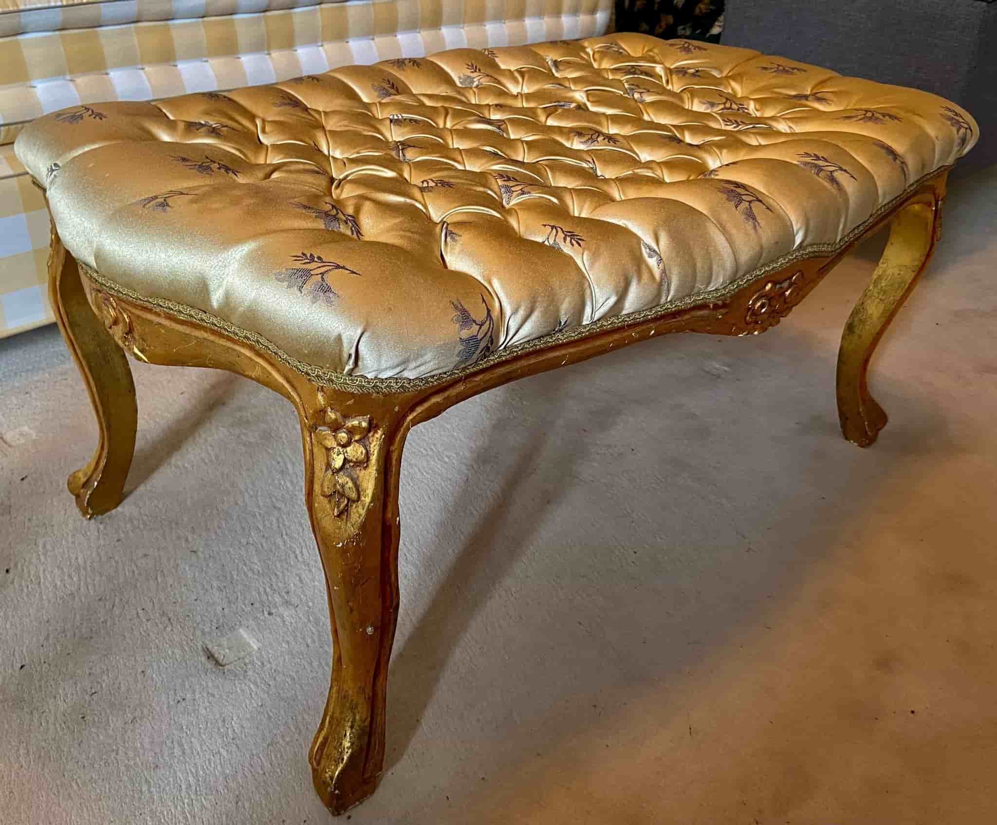 (302) Elegant gammal sängbänk med gulddetaljer