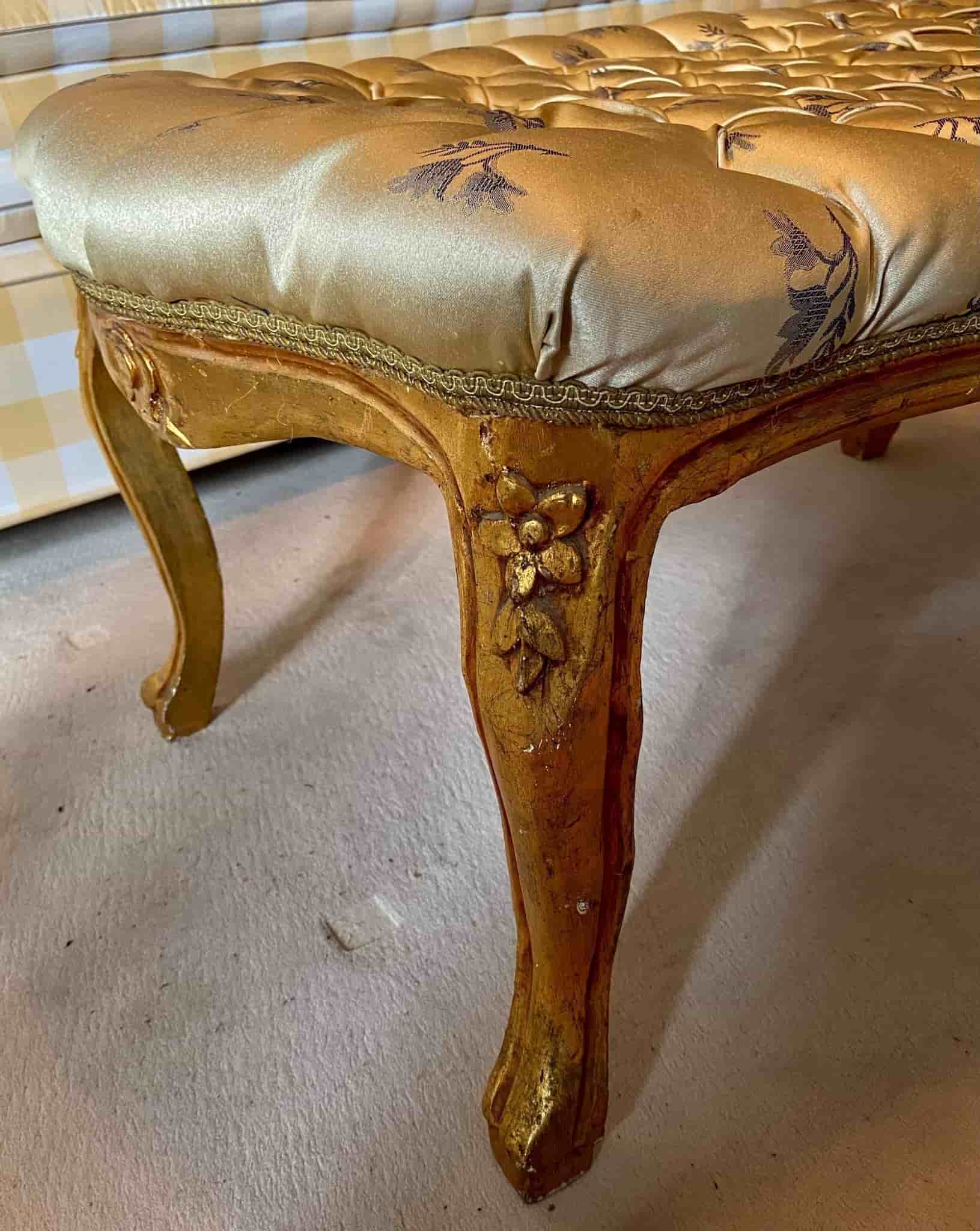 (302) Elegant gammal sängbänk med gulddetaljer