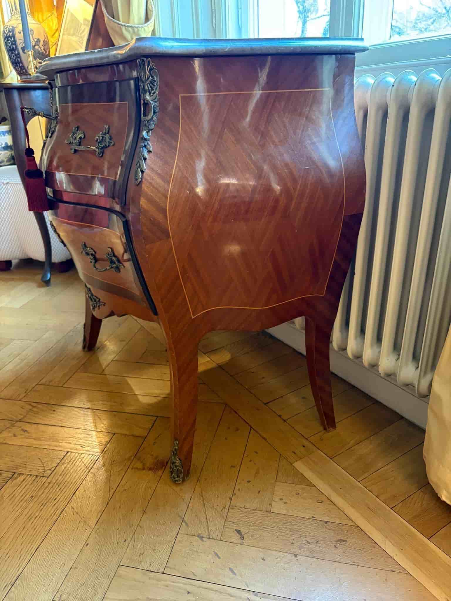 Antik byrå / commode Louis XV rokoko ca 1900 – bronser & fossil kalkstensskiva